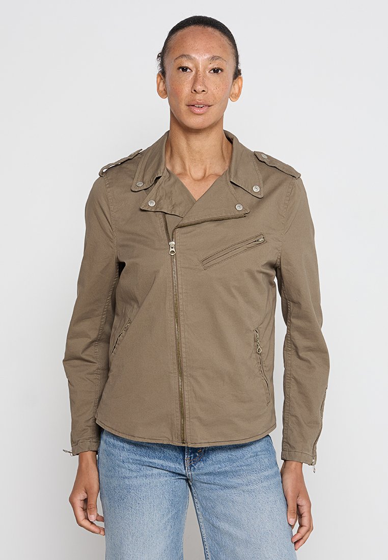 Braune Jacke mit Reißverschluss und tailliertem Schnitt, ausgestattet mit einem eingekerbten Kragen und seitlichen Taschen. Hergestellt aus leichtem Stoff mit glatter Textur.