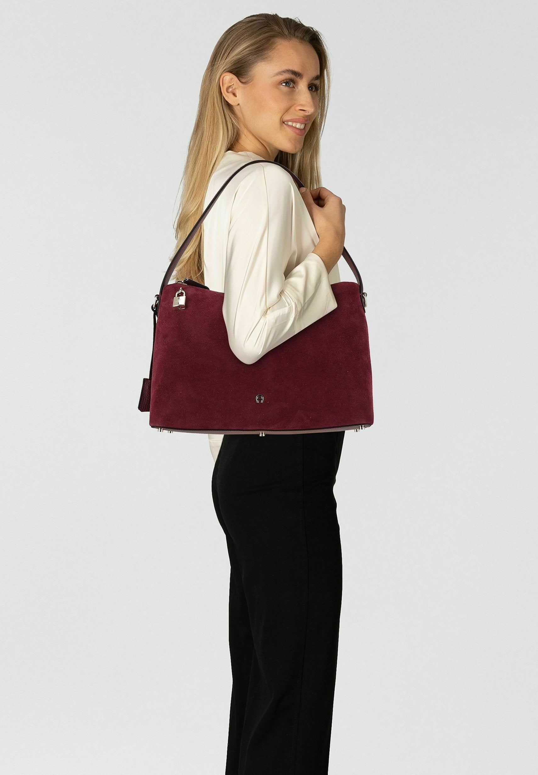 AIGNER DELIA