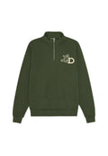 Olivgrüner Sweatshirt mit hohem Kragen, halbem Reißverschluss und creamfarbenem Logo "LD" auf der linken Brust. Weicher Stoff mit gerippten Bündchen.