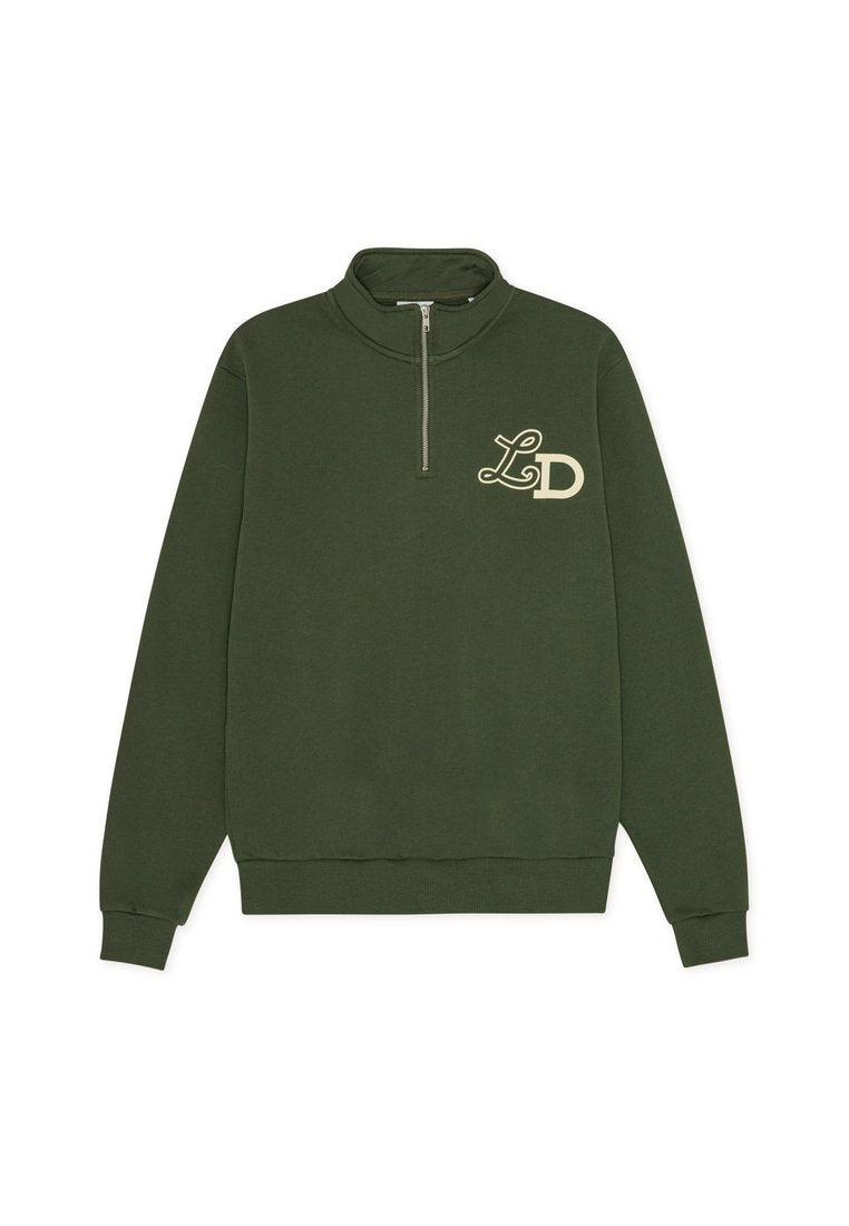 Olivgrüner Sweatshirt mit hohem Kragen, halbem Reißverschluss und creamfarbenem Logo "LD" auf der linken Brust. Weicher Stoff mit gerippten Bündchen.