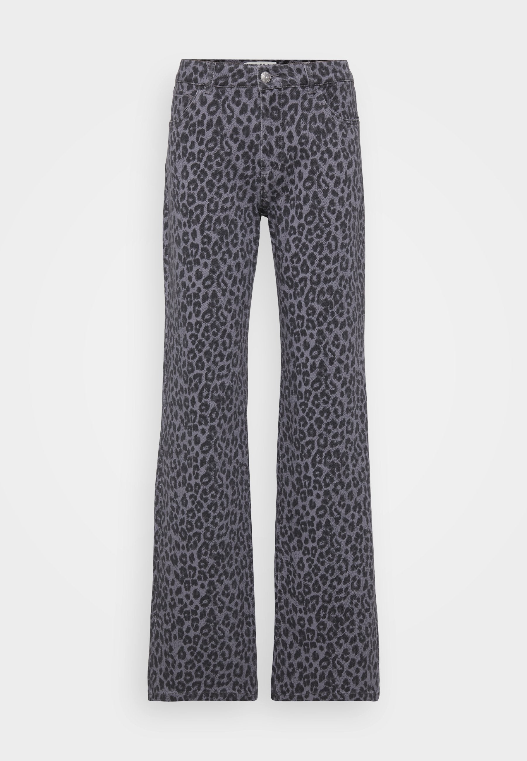Graue, ausgestellte Jeans mit einem schwarzen Leopardenmuster. Sie haben einen Knopfverschluss und ein Fünf-Taschen-Design.