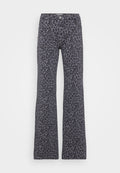 Graue, ausgestellte Jeans mit einem schwarzen Leopardenmuster. Sie haben einen Knopfverschluss und ein Fünf-Taschen-Design.
