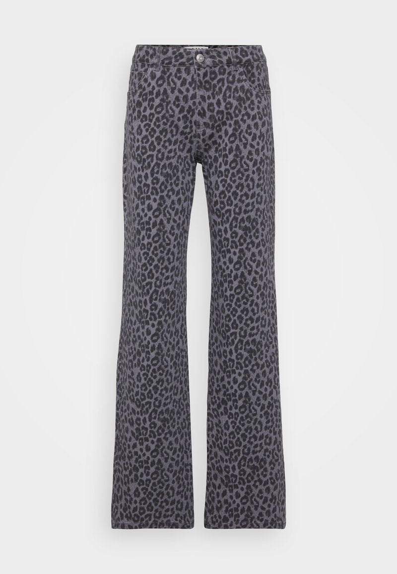 Graue, ausgestellte Jeans mit einem schwarzen Leopardenmuster. Sie haben einen Knopfverschluss und ein Fünf-Taschen-Design.