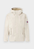 Beige Kapuzenjacke mit Fronttaschen und Klappenverschlüssen, langen Ärmeln und einem kleinen rechteckigen Logo-Patch am oberen linken Ärmel.