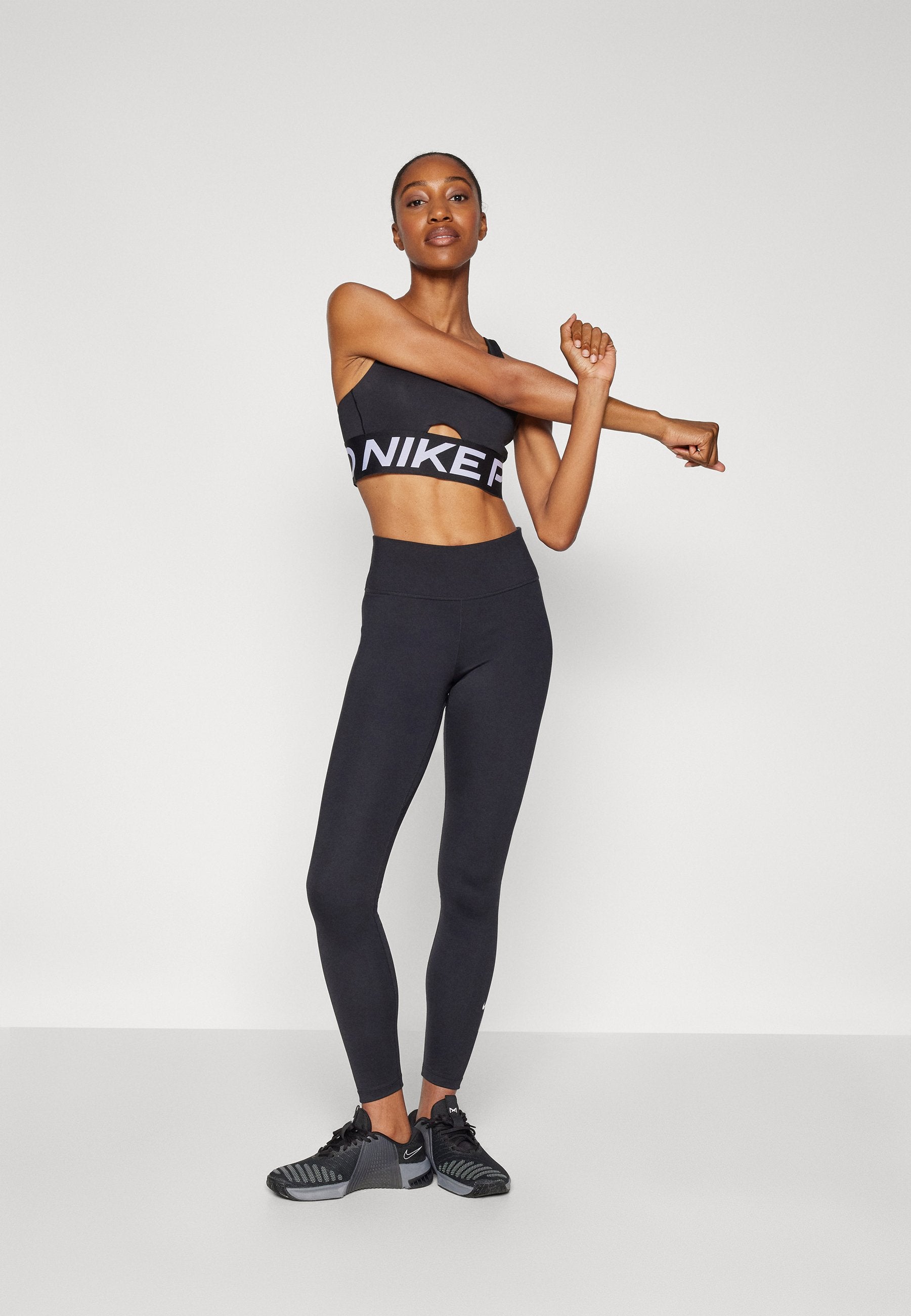 Nike Performance INDY PLUNGE BRA BOLD