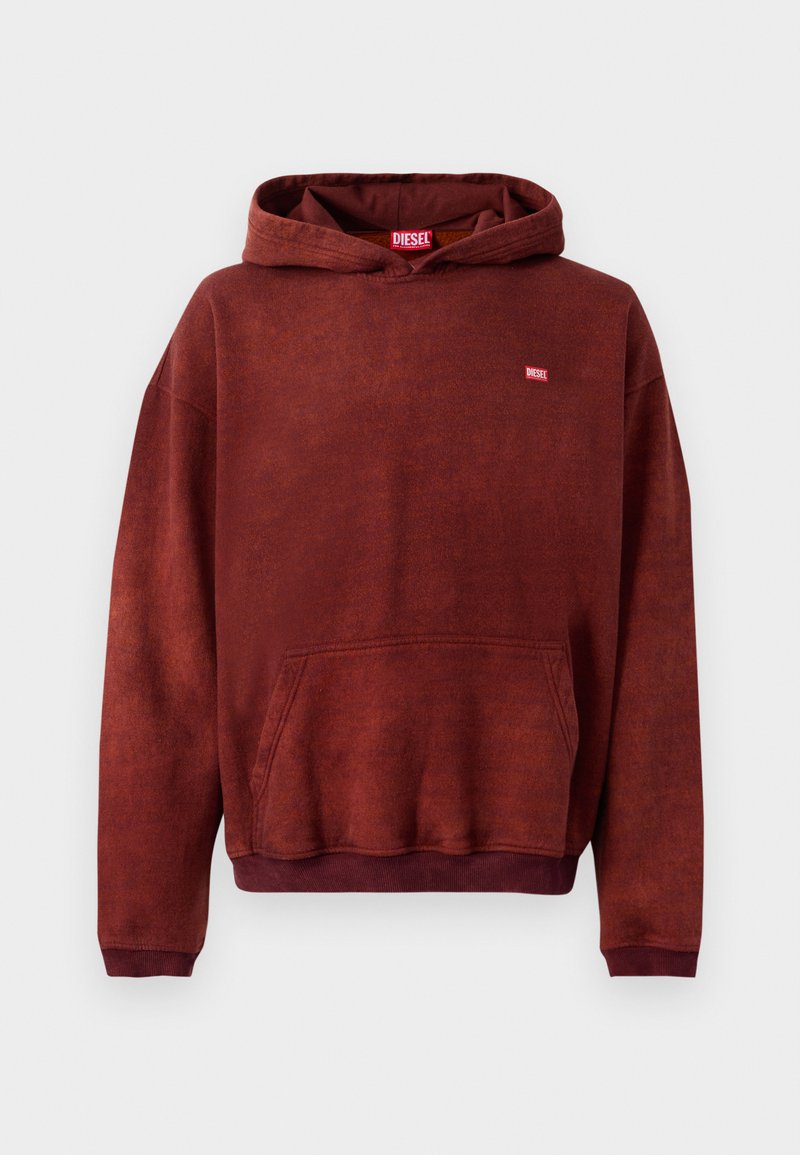 Rostbrauner Kapuzenpullover aus weichem Stoff, mit einer Fronttasche und gerippten Bündchen. Kleines "DIESEL"-Logo in kontrastierender Farbe auf der Brust.