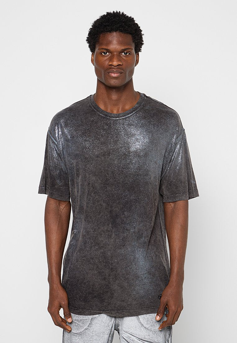 Schwarzes T-Shirt mit kurzen Ärmeln und glänzender, strukturierter Oberfläche. Rundhalsausschnitt und lockerer Schnitt, mit subtiler Struktur und abgenutztem Erscheinungsbild.