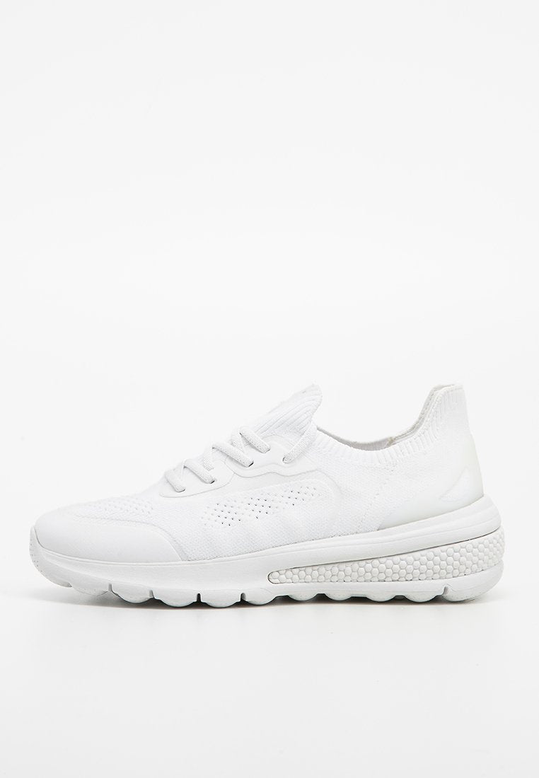 Weißer sportlicher Sneaker mit gestricktem Obermaterial, Schnürverschluss und gepolsterter Sohle mit strukturiertem Zwischensohlen-Detail, von der äußeren Seite gezeigt.
