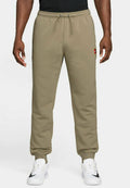 Khakifarbene Sweatpants aus weichem Material, mit einem elastischen Bund und Zugkordel, eng zulaufenden Bündchen und einem kleinen Logo in Rot und Gelb.