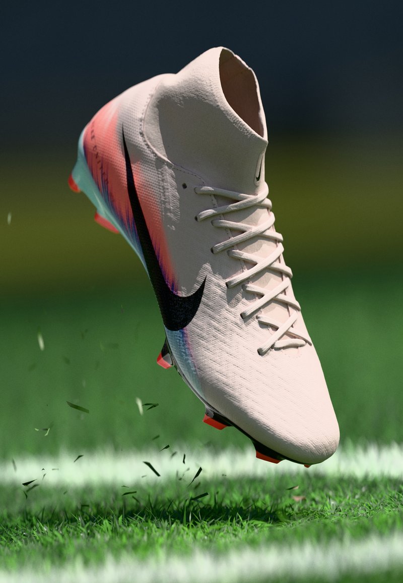 Weißer Fußballschuh mit schwarzem Swoosh-Logo, der Gras auf einem grünen Feld nahe der weißen Linien aufwirbelt.
