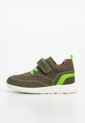 Braune und grüne Kindersneaker mit weißer Sohle, Klettverschluss, elastischen Schnürsenkeln und gepolstertem Knöchelbereich, im Seitenprofil dargestellt.