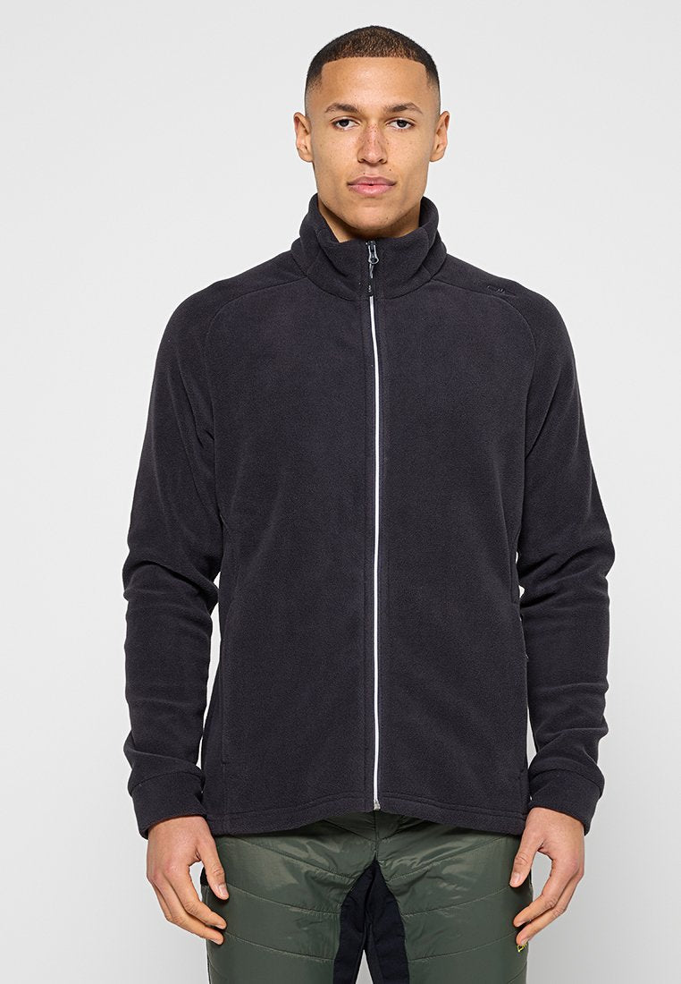 Schwarze Fleecejacke mit hohem Kragen, durchgehendem Reißverschluss und kontrastierendem weißen Reißverschlussdetail. Glatte Textur und figurbetonte Silhouette.