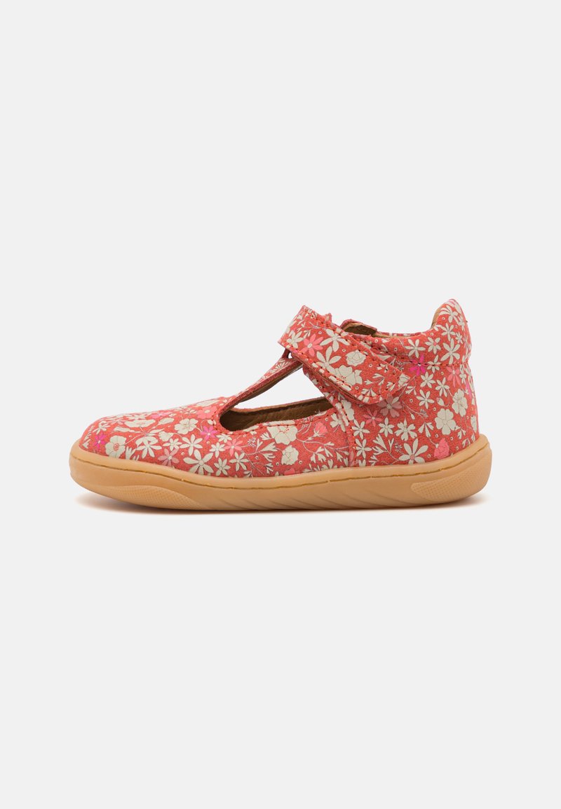 Rosa Schuh mit floralem Muster, einem Klettverschluss, runder Spitze und Gummisohle. Verfügt über Aussparungsdetails an den Seiten. Leichtes Design.