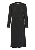 Schwarzes plissiertes Wickelkleid mit langen Ärmeln, V-Ausschnitt und tailliertem Detail. Verfügt über weit geschnittene Manschetten und eine fließende Silhouette.