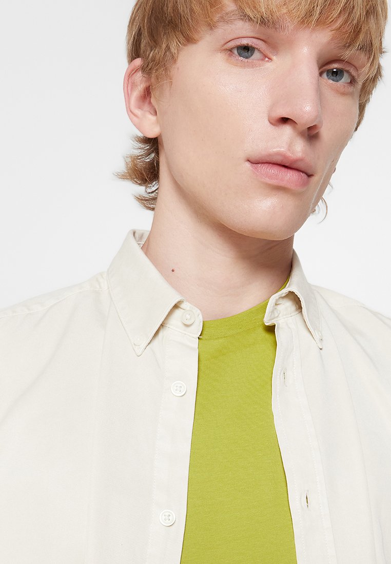 REGULAR FIT Media 3