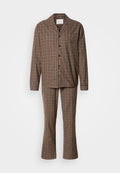 Braunes kariertes Pyjama-Set aus weichem Stoff, bestehend aus einem Hemd mit Knopfleiste und Kragen sowie passenden Hosen mit elastischem Bund.
