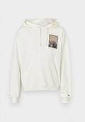 Cremefarbener Hoodie mit Kängurutasche, Kapuze mit Kordelzug und einem quadratischen Grafikdruck, der die Skyline einer Stadt zeigt. Gerippte Bündchen und Saum.