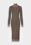 Langärmliges Strickkleid mit hohem Kragen, das ein geometrisches Muster in Schwarz und Beige aufweist, gerippte Bündchen hat und eine taillierte Silhouette hat.