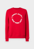 Roter Kapuzenpullover mit geripptem Kragen und Bündchen. Besitzt ein rundes weißes Logo mit dem Schriftzug "TOMMY JEANS" und "NEW YORK CITY", ergänzt durch Herzsymbole.