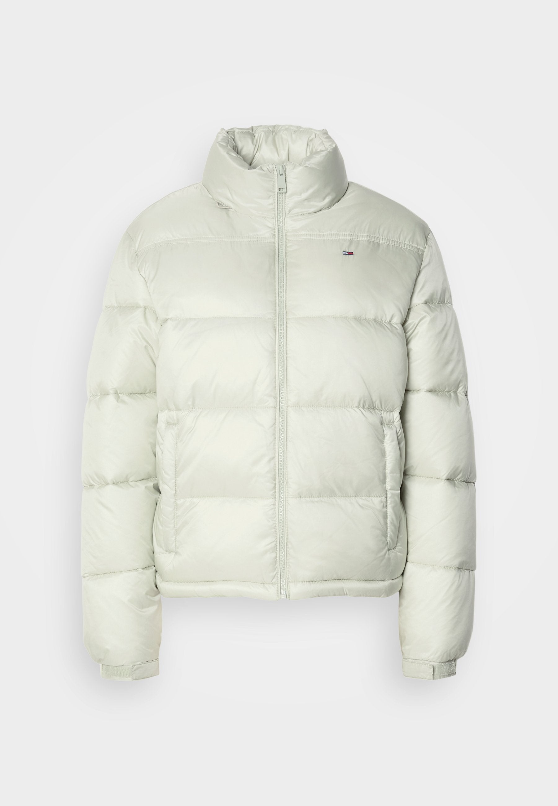 Hellgrüne Puffjacke mit hohem Kragen, Vorderreißverschluss und horizontalem Steppmuster. Enthält ein Logo auf der Brust und elastische Bündchen.