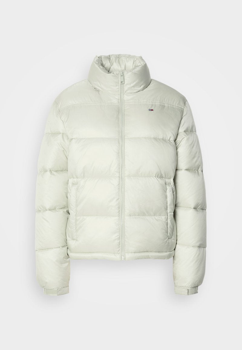 Hellgrüne Puffjacke mit hohem Kragen, Vorderreißverschluss und horizontalem Steppmuster. Enthält ein Logo auf der Brust und elastische Bündchen.
