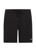 Schwarze Badeshorts aus Stretchstoff mit Kordelzug in der Taille und einer Seitentasche mit kleinem Logodetail. Klassisches Design, knielang.