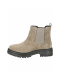 Wildleder-Stiefeletten in Taupe mit elastischen Seiteneinsätzen, einem Zugtab und einer strukturierten Gummisohle für besseren Halt. Schwarze Akzente an der Sohle.