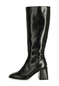 Knöchelhöhe schwarze Lederstiefel mit glatter Textur, spitzer Zehenform und einem stabilen Absatz. Besitzt ein Logo-Detail an der seitlichen Seite.