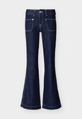 Dunkelblaue, ausgestellte Jeans mit vorderen aufgesetzten Taschen, kontrastierenden weißen Nähten, Gürtelschlaufen und einem Metallknopfverschluss am Bund.