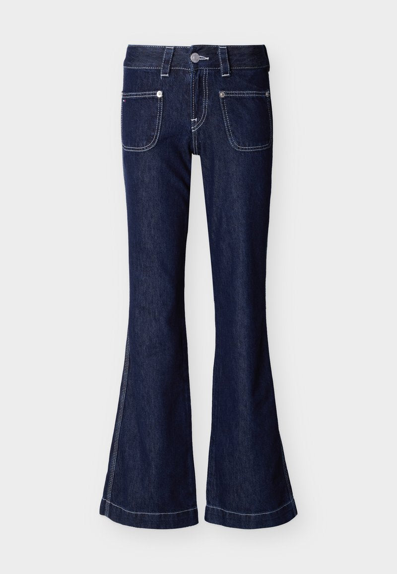 Dunkelblaue, ausgestellte Jeans mit vorderen aufgesetzten Taschen, kontrastierenden weißen Nähten, Gürtelschlaufen und einem Metallknopfverschluss am Bund.
