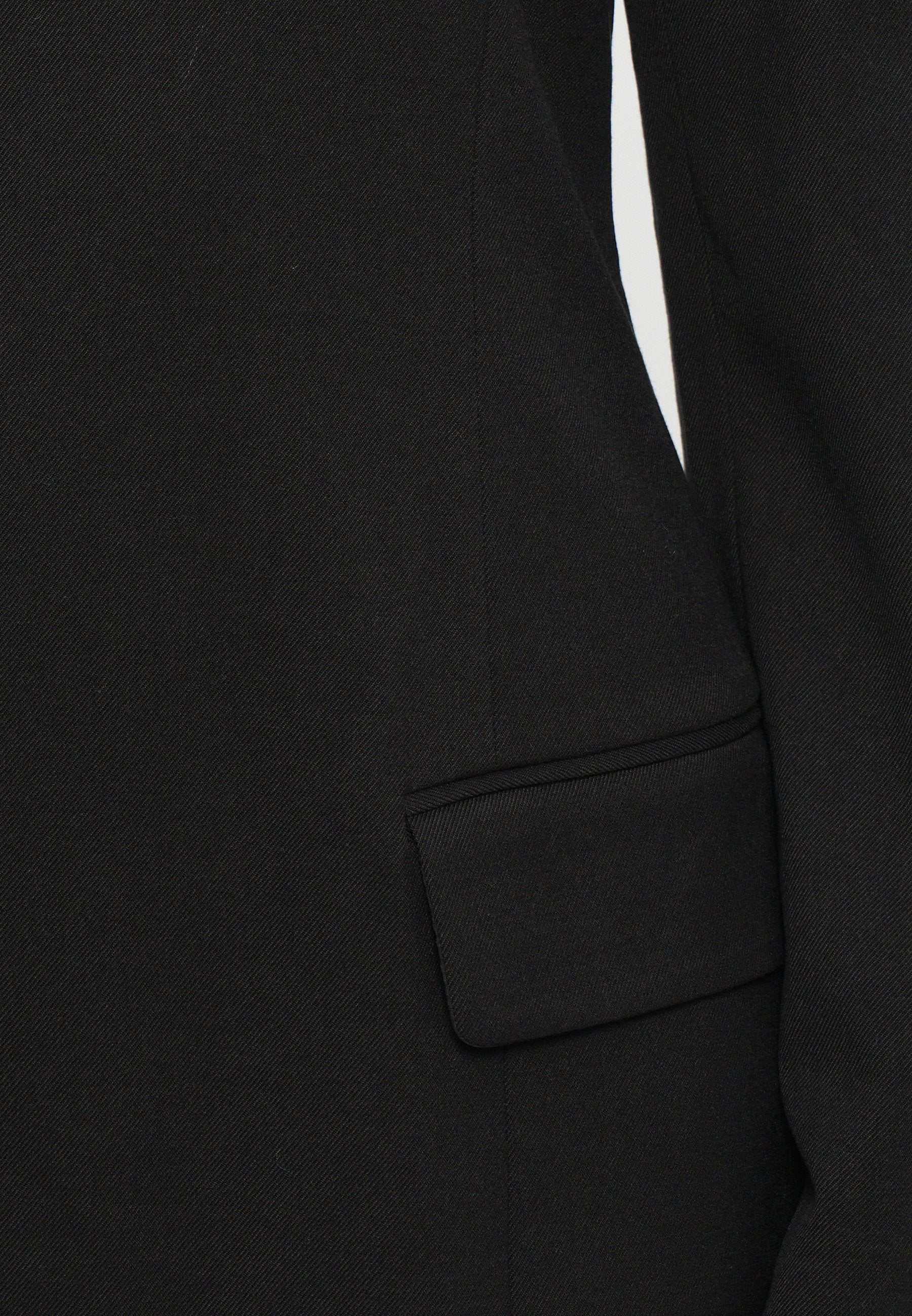 DRESS Media 7