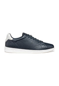 Marineblaue Ledersneaker mit strukturierter Oberfläche, runder Spitze, flacher weißer Sohle und kontrastierendem weißen Fersenakzent. Schnürdesign.