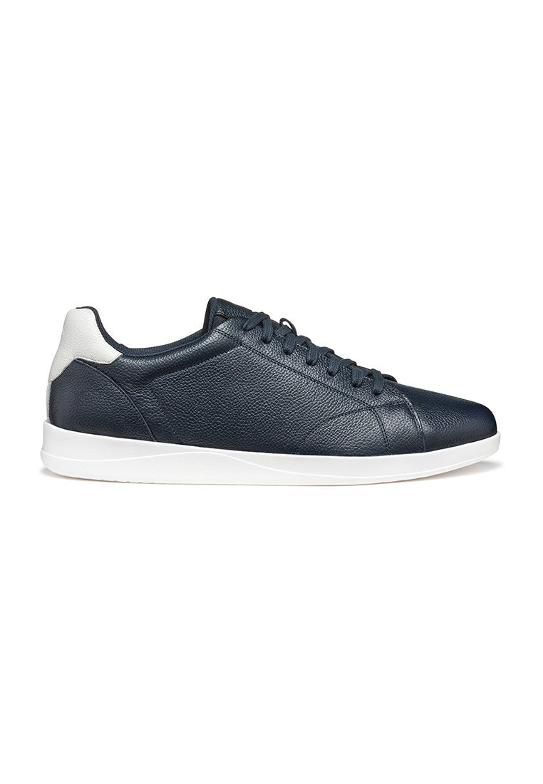 Marineblaue Ledersneaker mit strukturierter Oberfläche, runder Spitze, flacher weißer Sohle und kontrastierendem weißen Fersenakzent. Schnürdesign.
