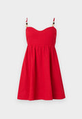 Rotes Leinenkleid mit tailliertem Oberteil, ausgestelltem Rock und verstellbaren Trägern, verziert mit Holzperlen. Glatte Textur.