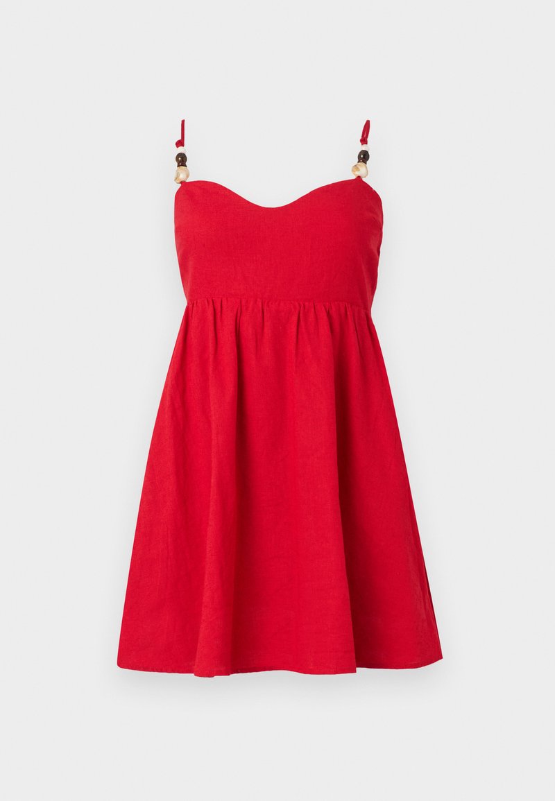 Rotes Leinenkleid mit tailliertem Oberteil, ausgestelltem Rock und verstellbaren Trägern, verziert mit Holzperlen. Glatte Textur.