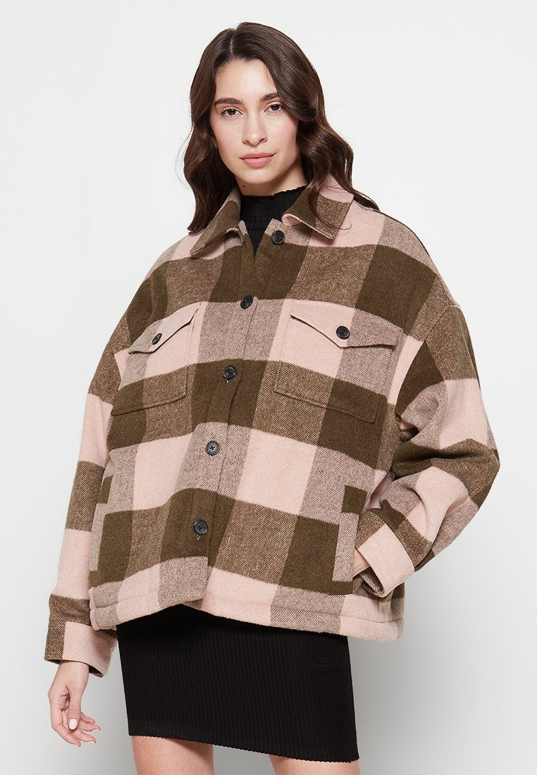 Oversized Jacke aus Wollmischung im Karomuster in Braun und Hellrosa, mit zwei Brusttaschen, schwarzen Knöpfen und einem hohen Kragen.