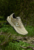 New Balance TEKTREL UTILITY - Trail running shoes - bone/basil oil/black