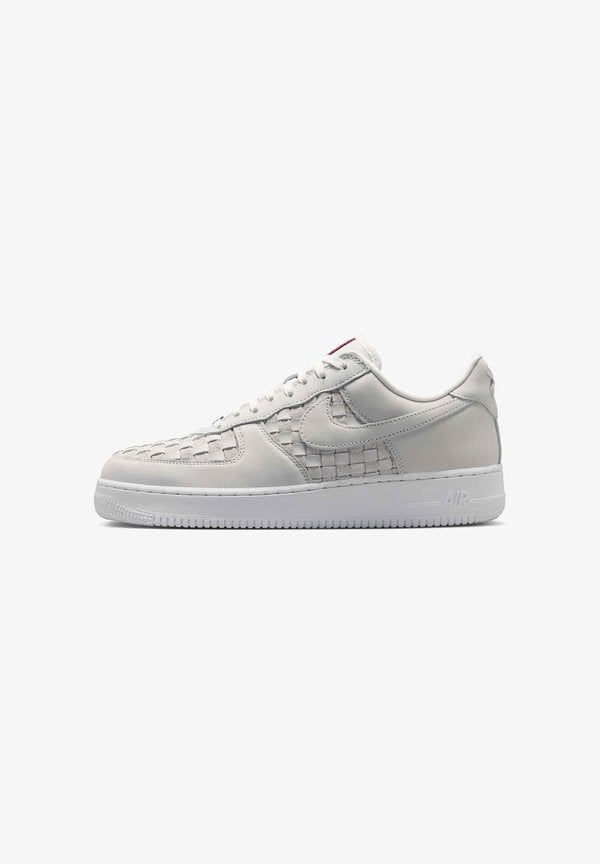 Nike Sportswear NIKE SPORTSWEAR MEN'S SHOES AIR FORCE 1 LOW RETRO PREMIUM - Trainers - summit white team red metallic silver summit white