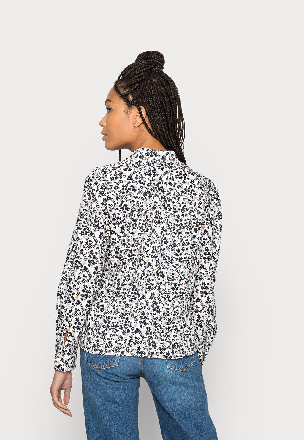 BLOUSE Media 4