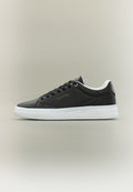 Schwarzer Sneaker mit niedrigem Schaft, weißer Sohle, schwarzen Schnürsenkeln und "GAP EST. 1969" in goldenen Buchstaben an der Seite.