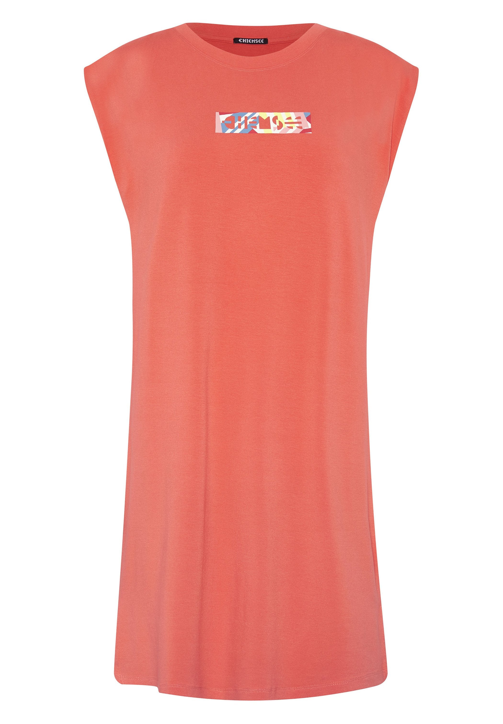 Korallenfarbenes ärmelloses Kleid aus weichem Stoff, mit einem rechteckigen grafischen Design in lebhaften Farben über der Brust.