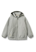 Hellgraue Jacke aus weichem Stoff, mit einem Frontreißverschluss, Kapuze, elastischen Bündchen und zwei Vordertaschen, wobei eine Tasche ein Logo trägt.