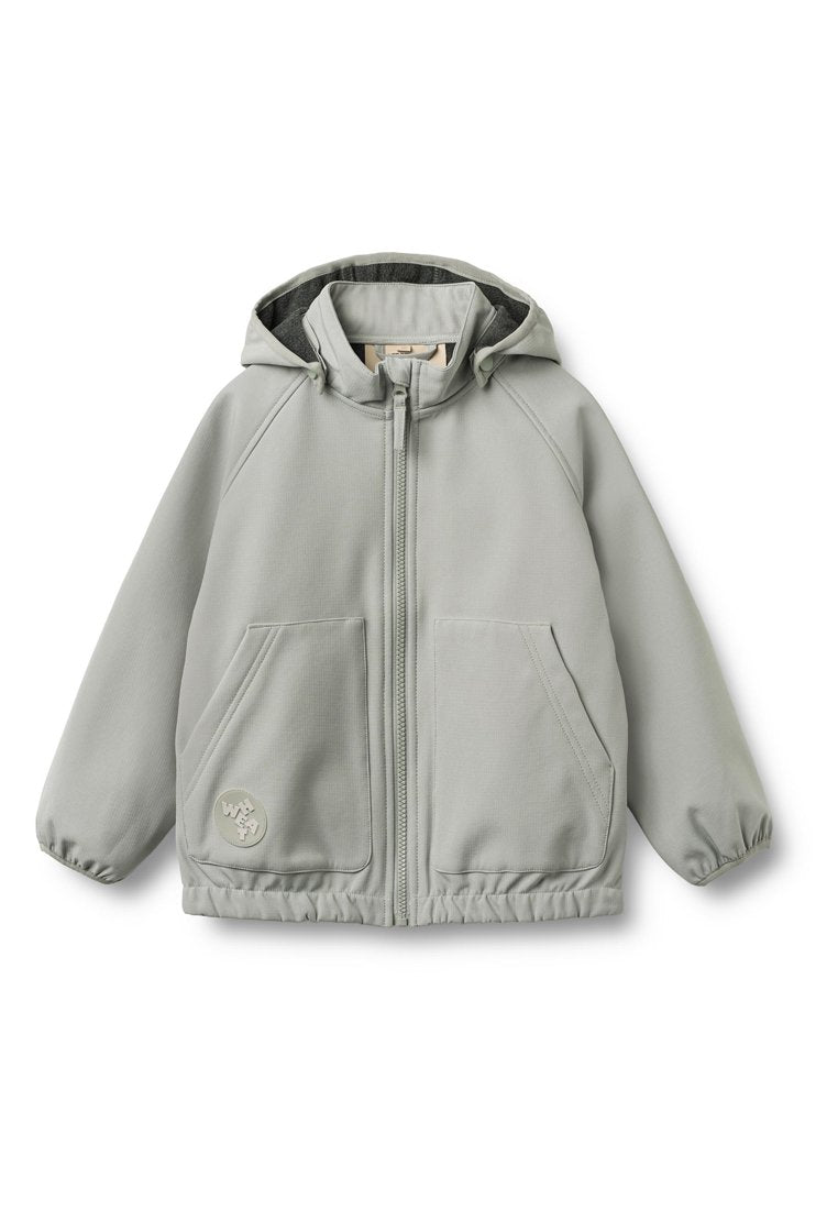 Hellgraue Jacke aus weichem Stoff, mit einem Frontreißverschluss, Kapuze, elastischen Bündchen und zwei Vordertaschen, wobei eine Tasche ein Logo trägt.