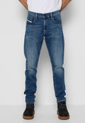 Blaue Denim-Jeans mit geradem Schnitt, fünf Taschen und dezentem Verblassen. Sie verfügen über einen klassischen Knopfverschluss und Akzentnähte.
