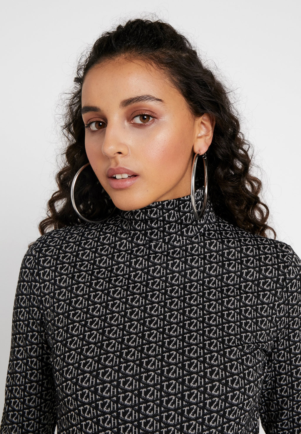 ZENDAYA TURTLENECK Media 5