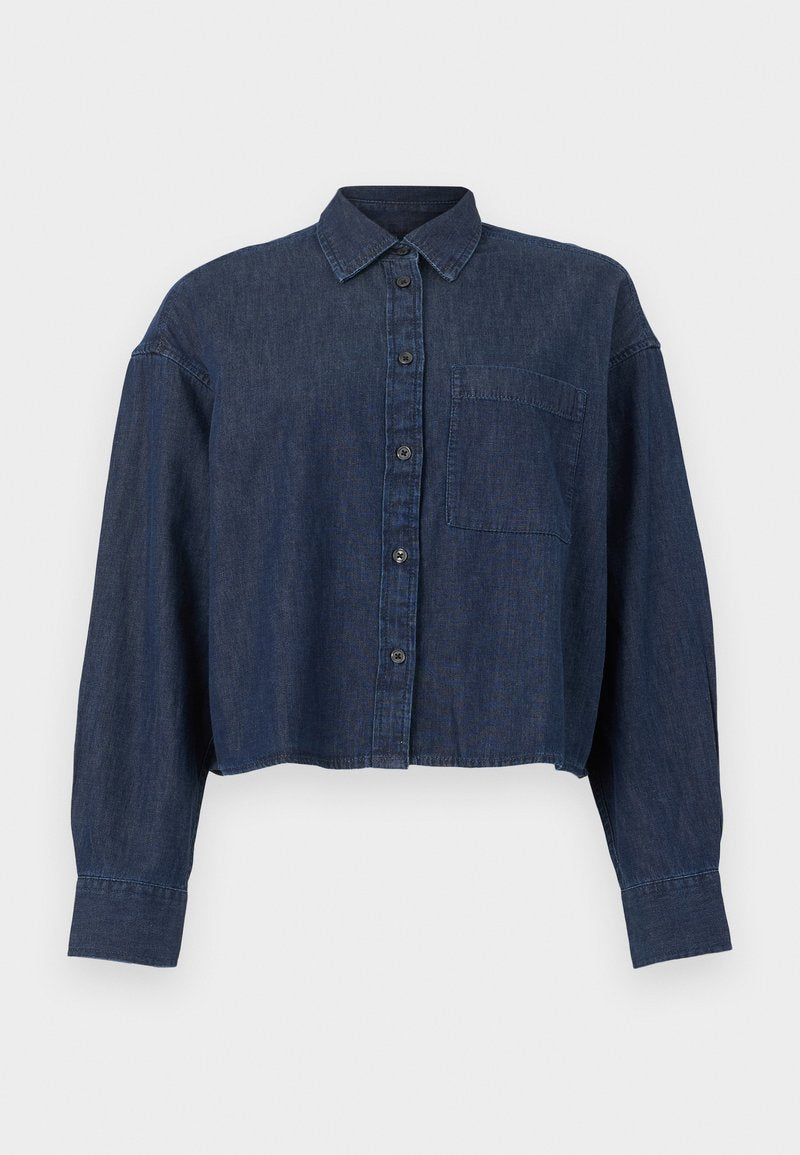 Dunkelblaue, kurze Jeansbluse mit langen Ärmeln, vorderen Knöpfen, Kragen und einer einzelnen Brusttasche vor weißem Hintergrund.