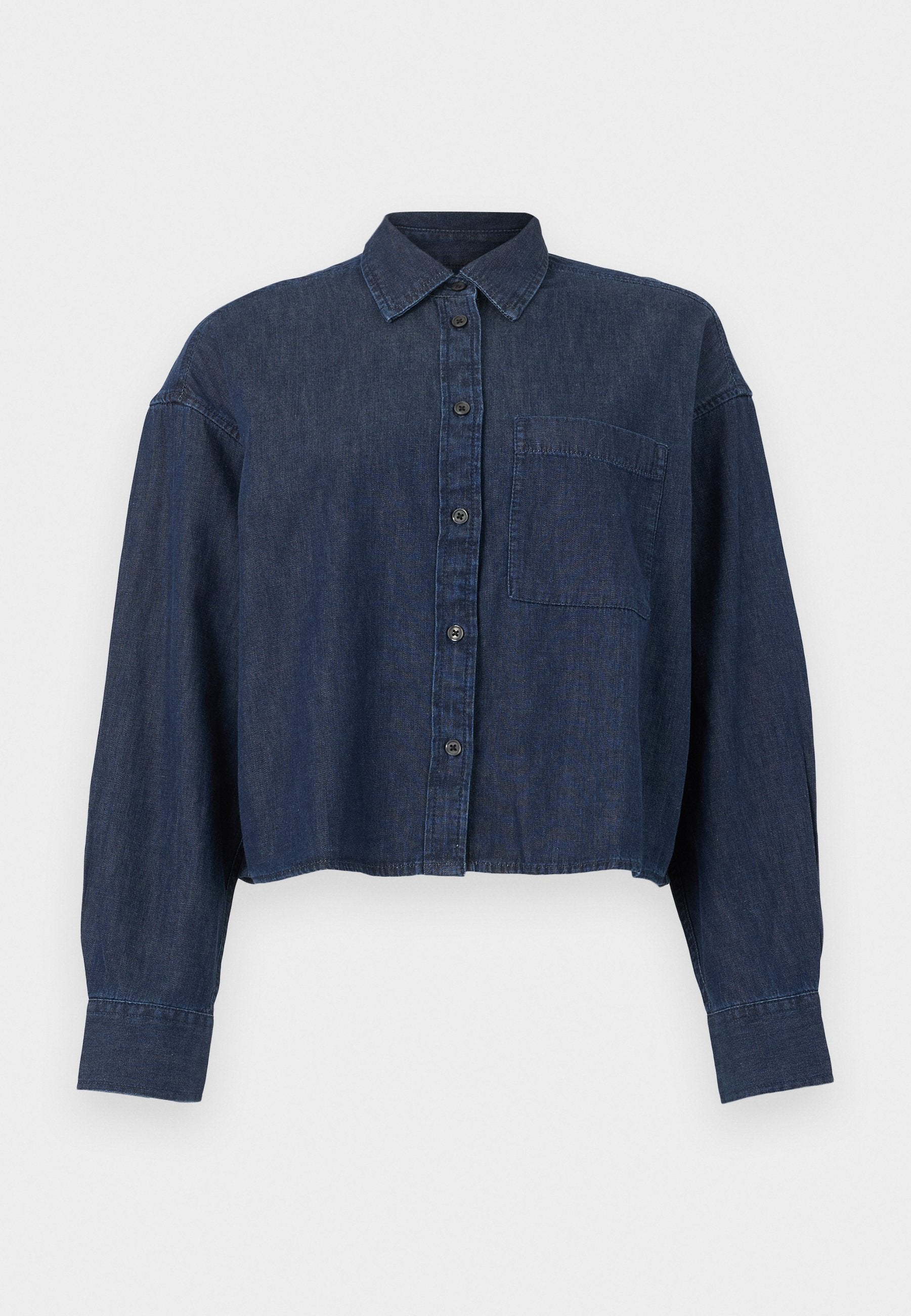 Dunkelblaue, kurze Jeansbluse mit langen Ärmeln, vorderen Knöpfen, Kragen und einer einzelnen Brusttasche vor weißem Hintergrund.