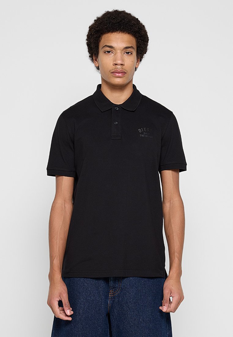 Schwarzes Poloshirt aus Baumwolle mit einer dreiknöpfigen Knopfleiste und einem kleinen, geprägten Logo auf der linken Brust. Kurze Ärmel, klassischer Schnitt.