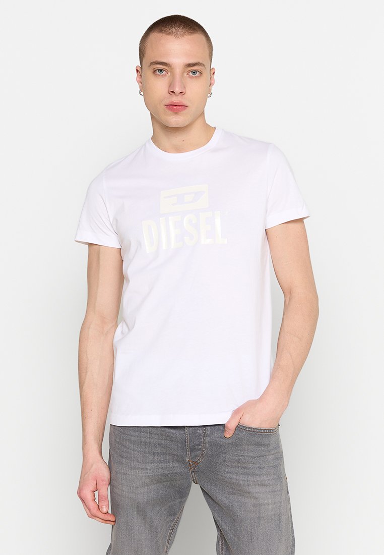 Weißes Baumwoll-T-Shirt mit Rundhalsausschnitt und kurzen Ärmeln, versehen mit einem dezenten, hellen "DIESEL"-Logo auf der Vorderseite.