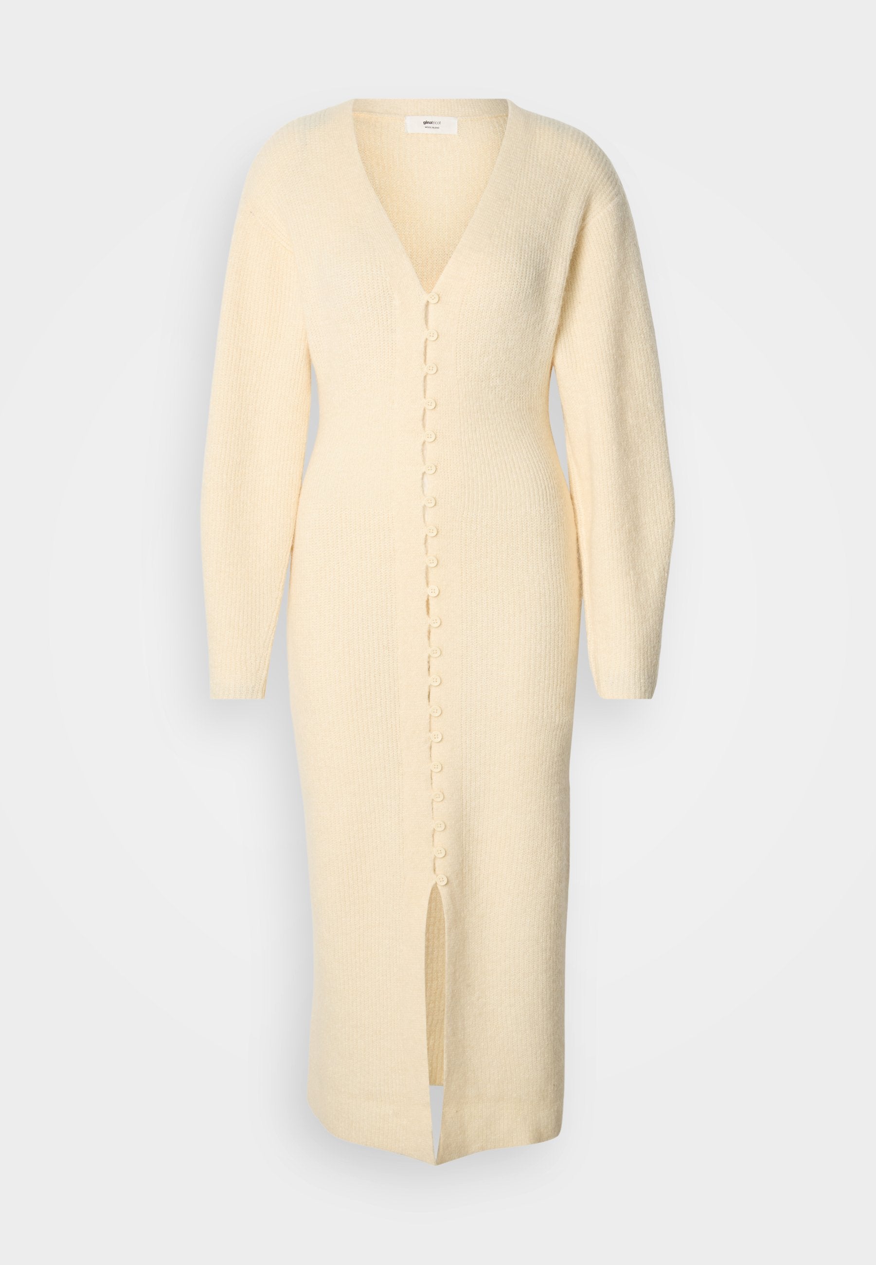Langes, cremefarbenes Strickkleid mit V-Ausschnitt, Knopfleiste vorne und einem Schlitz vorne, mit langen Ärmeln und strukturierter Stoffqualität.